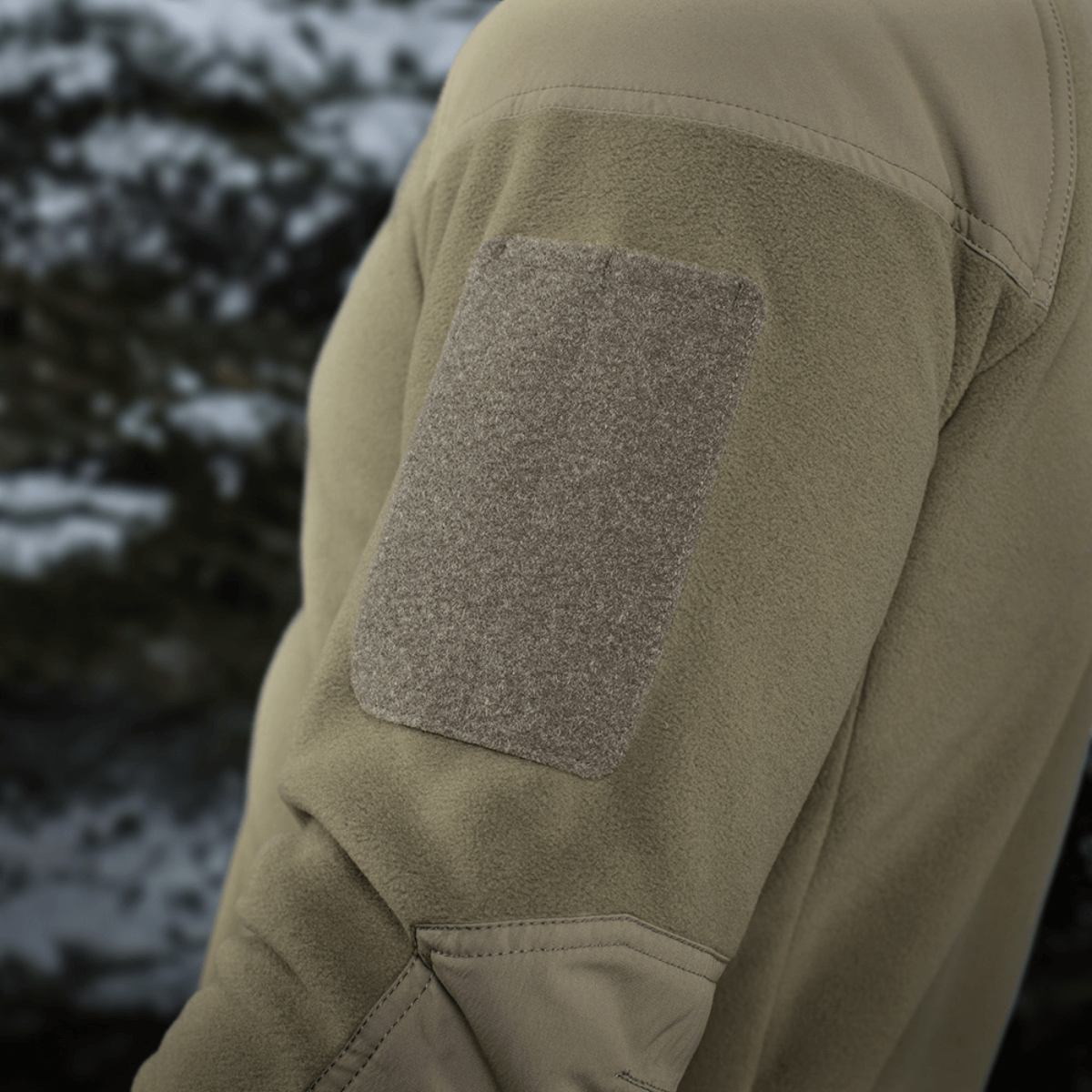 M-Tac Combat Fleece Polartec Jakke med velcropaneler og avanceret materialedesign, perfekt til taktisk og casual brug i alle vejrforhold.