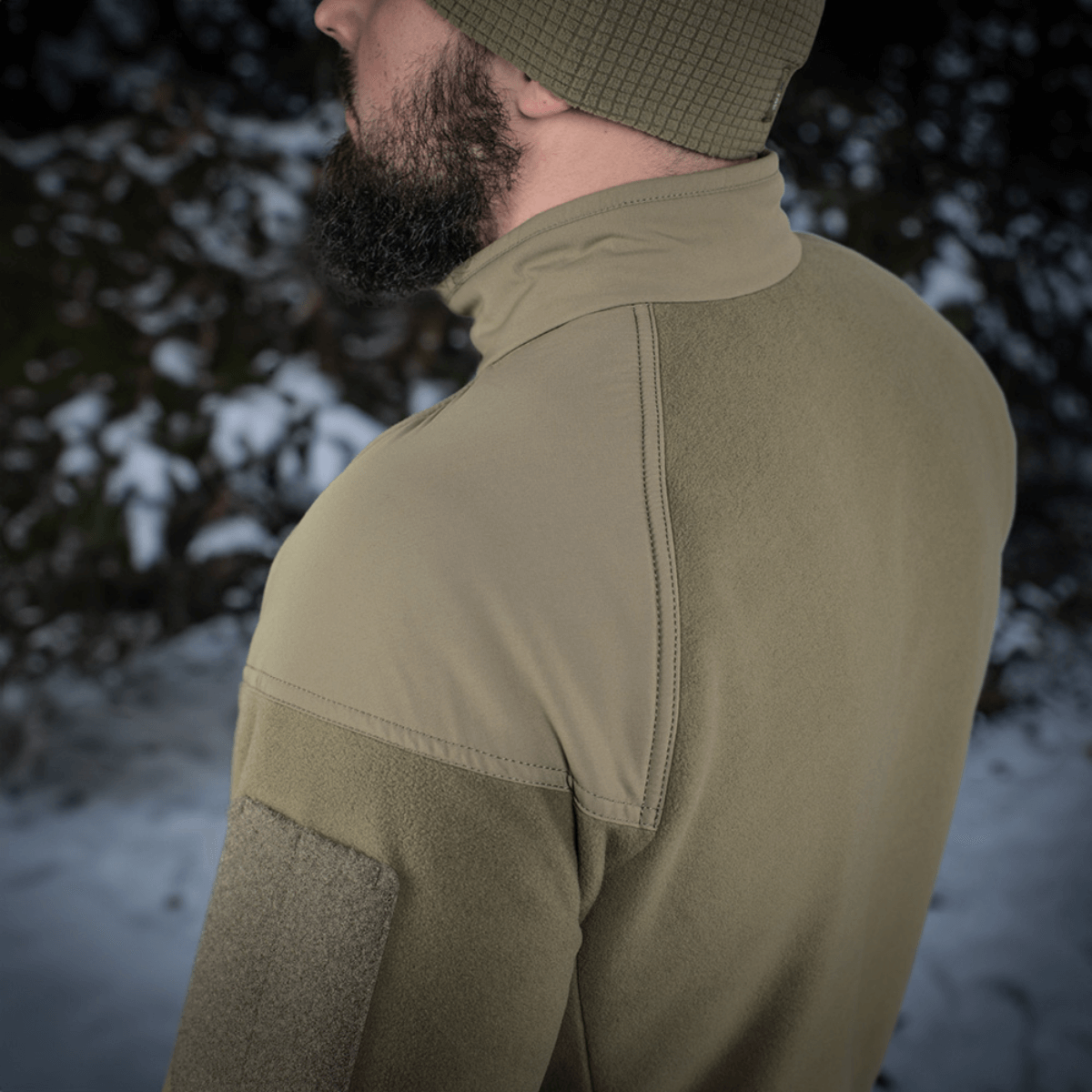 M-Tac Combat Fleece Polartec Jakke set fra siden i naturligt miljø, fremhæver kvalitetsmateriale og funktionelt design, ideel til vinterbrug.
