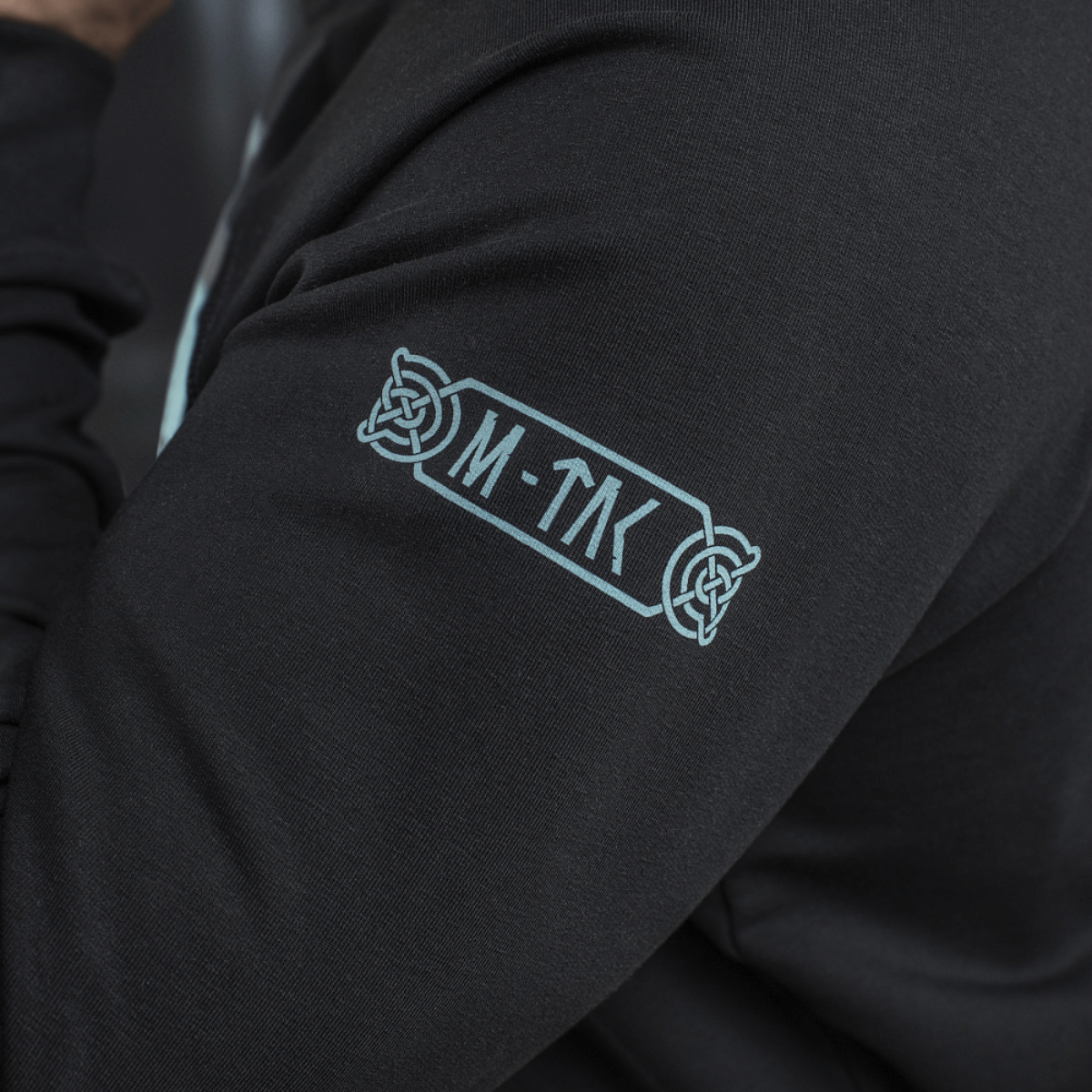 M-Tac Raglan Odin Mystery med Odin-motiv og M-Tac-logo på ærmet, perfekt til casual stil, 95% bomuld, 5% elastan, sort farve