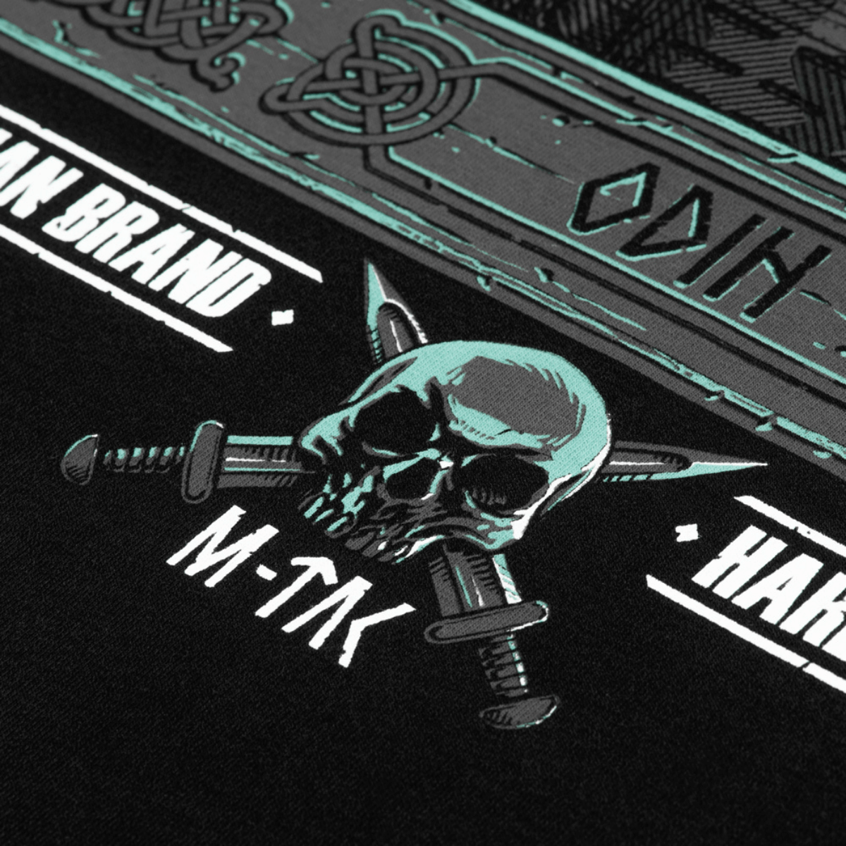 Design af M-Tac Raglan Odin Mystery med Odin motiv og dødningehoved med sværd, trykt på sort baggrund.