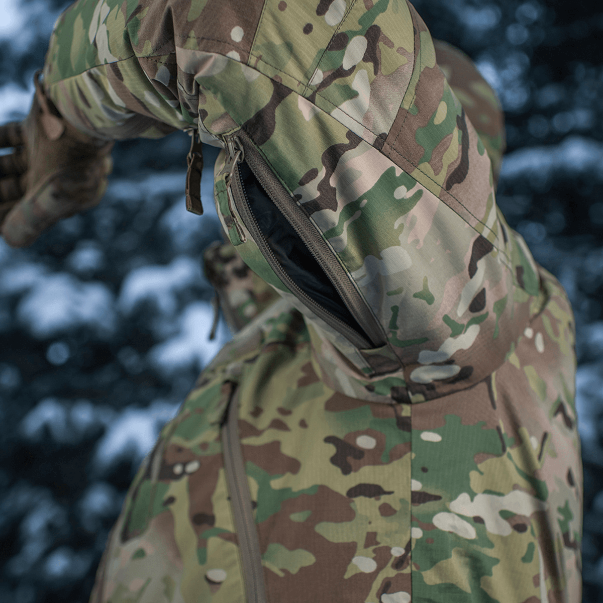 M-Tac Alpha Gen.IV Pro Primaloft Vinterjakke i Multicam design vises med lynlåset ventilation til udendørs brug i kulde.