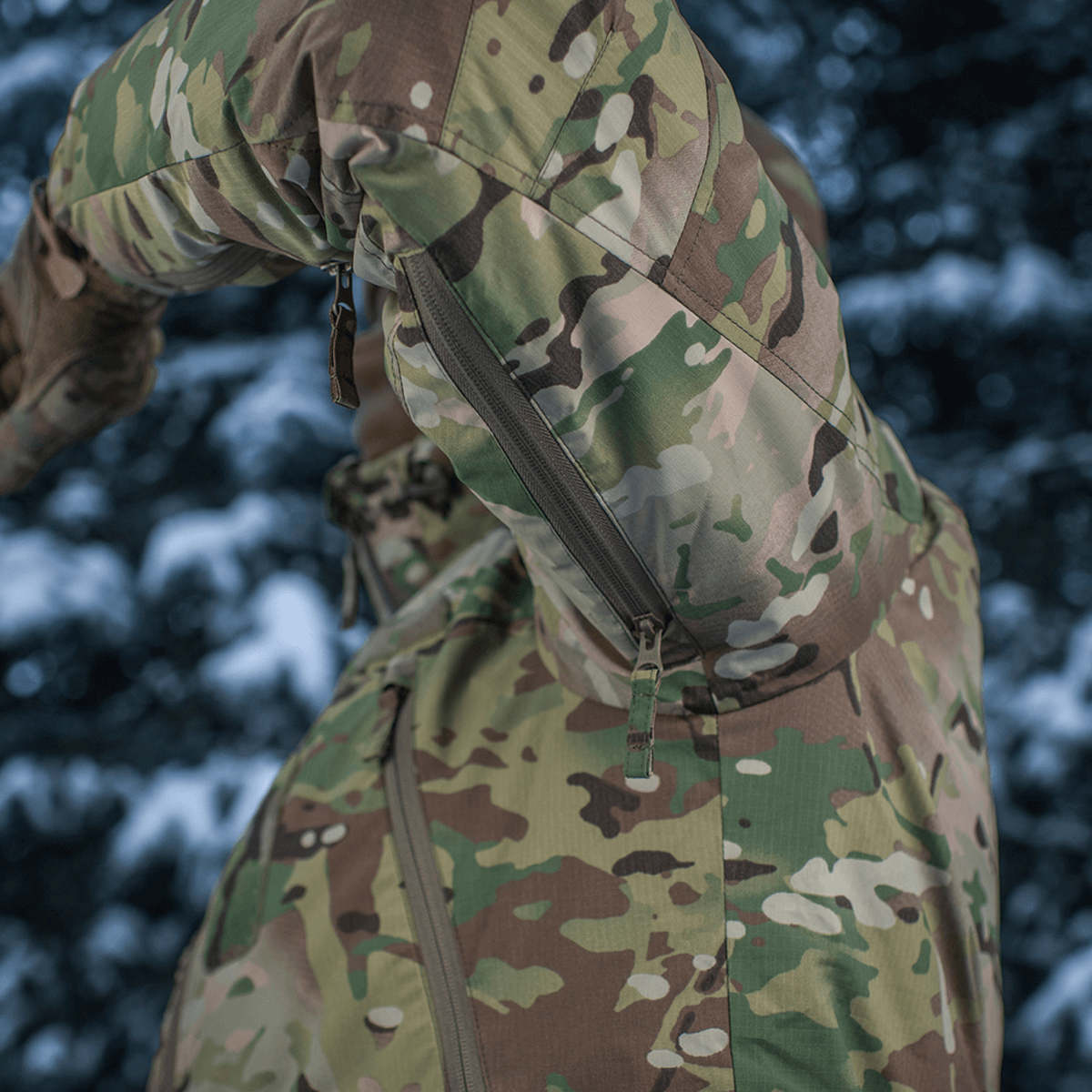 M-Tac Alpha Gen.IV Pro Primaloft Vinterjakke i Multicam, viser detalje af vandafvisende lynlåse og slidstærke materialer.