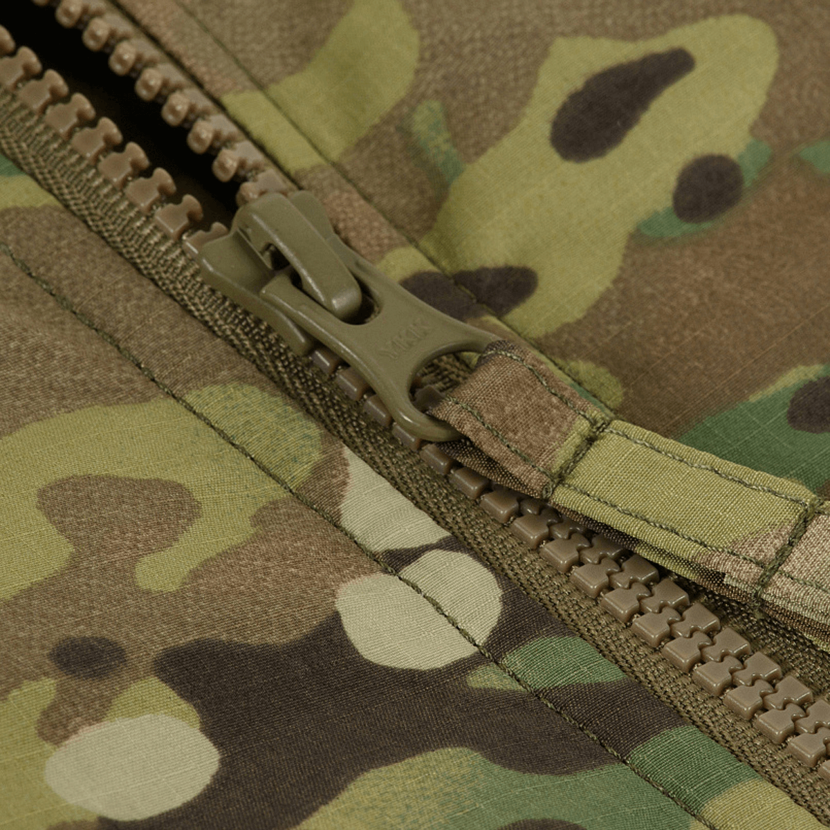 Lynlås detalje på M-Tac Alpha Gen.IV Pro Primaloft Vinterjakke i original Multicam stof