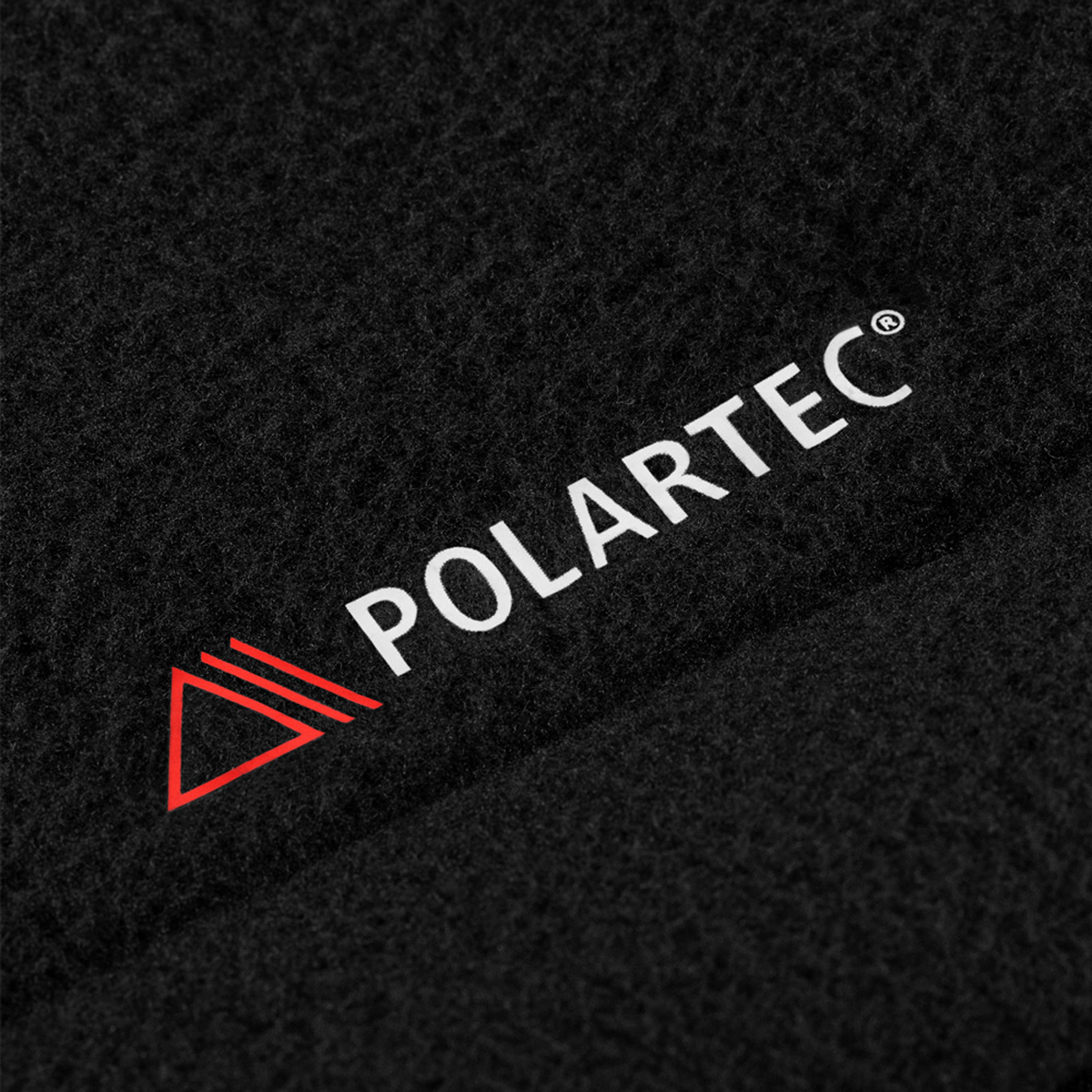 Detalje af Polartec-materiale på M-Tac Combat Fleece Jakke Polartec Dame, der viser kvalitetsfleece og logo.