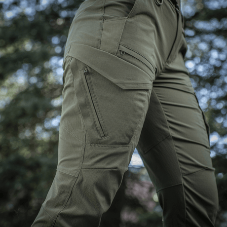 M-Tac Bukser Aggressor Summer Flex Dame i let Rip-Stop nylon til taktisk brug, vist i skovmiljø for komfort og funktionalitet.