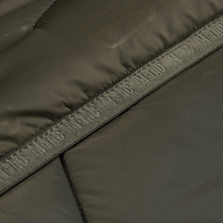 Detaljeret visning af stoffet på M-Tac Stalker Gen. III Primaloft Jakke, der fremhæver slidstærke og vandafvisende egenskaber.