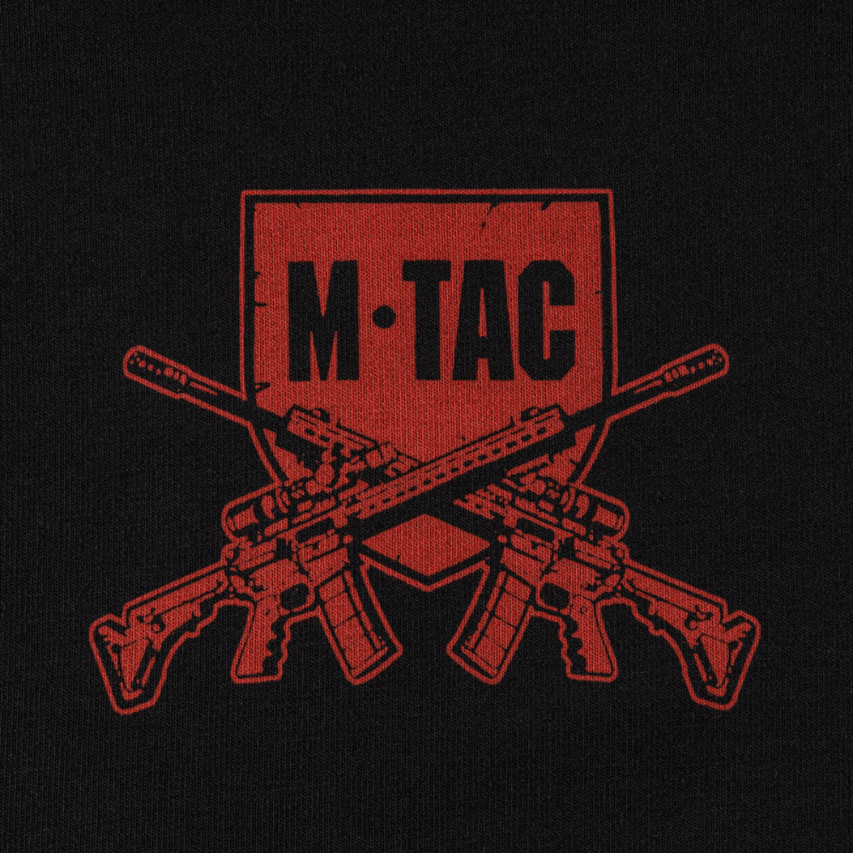 Rødt M-TAC logo med krydsede rifler, en del af M-Tac Hoodie Freedom's militærinspirerede design. Ideel til hverdagsbrug og friluftsliv.