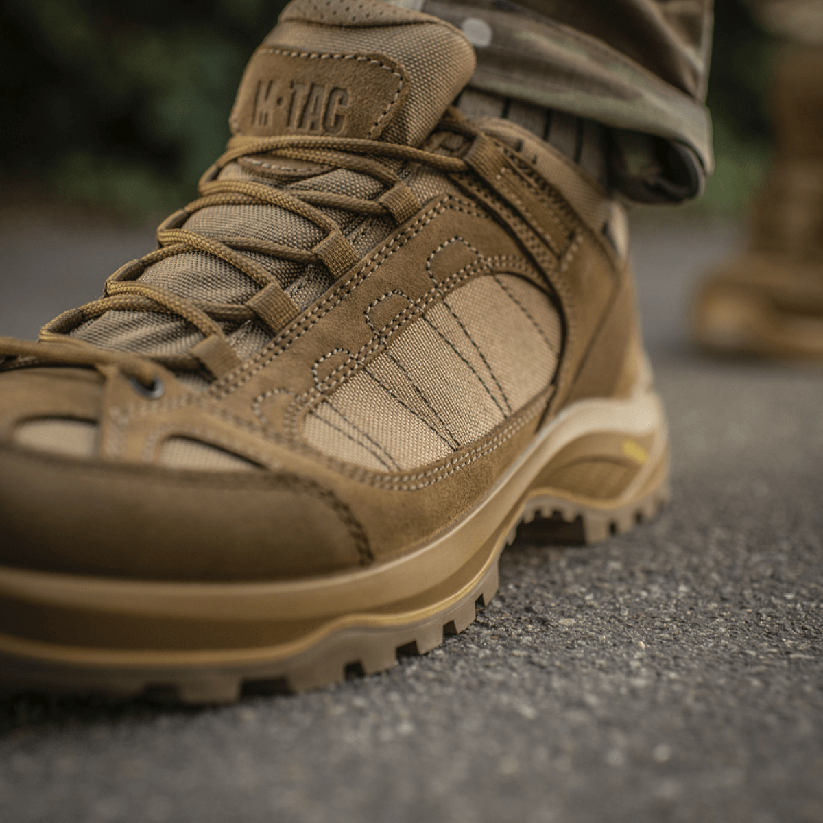 M-Tac Sneakers Tactical Demi-Season Pro Line i brunt ruskind og Cordura med Vibram-sål, velegnet til træning og taktiske aktiviteter.