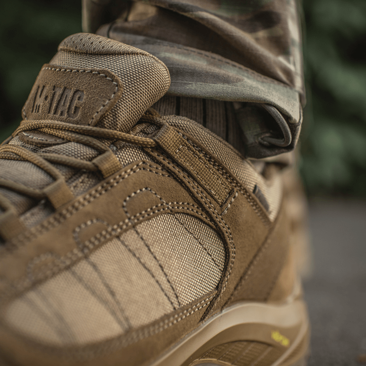 M-Tac Sneakers Tactical Demi-Season Pro Line i slidstærkt suede og Cordura, ideel til træning og vandring med patenteret Vibram-sål.