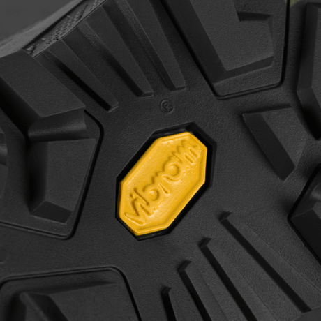 Detalj av Vibram-sål på M-Tac Taktiske Demi-Season Støvler Pro Line for optimalt grep og holdbarhet.