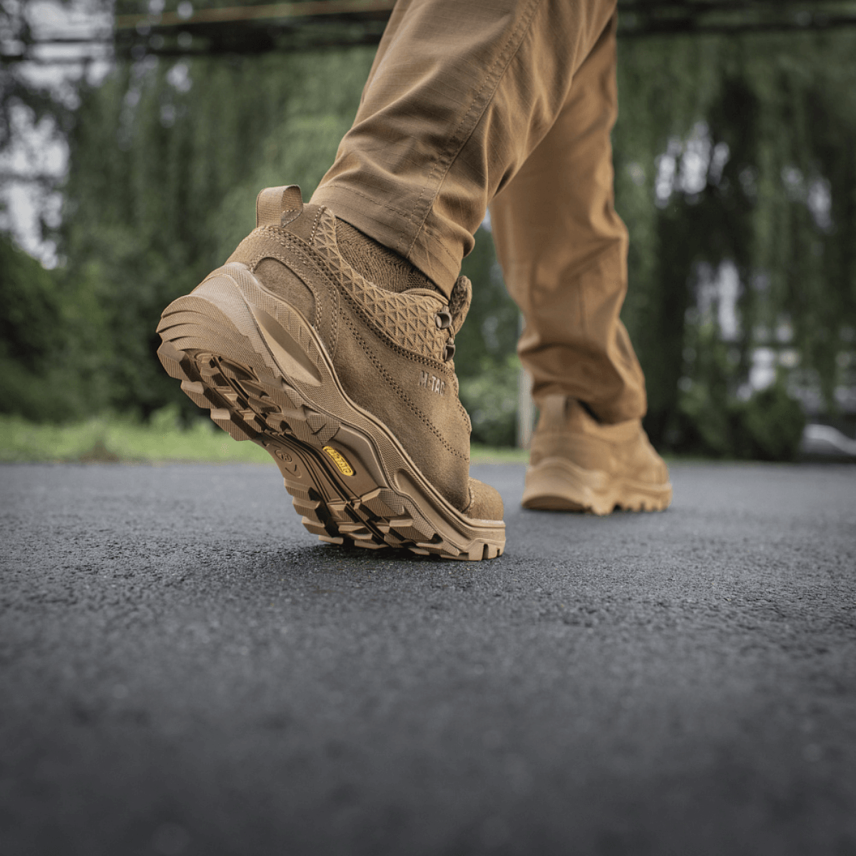M-Tac Tactical Sneakers Patrol R Vent på en udendørs sti, slidstærkt læder og åndbare 3D-meshindsatser for holdbarhed og komfort.