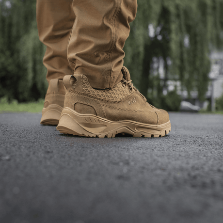M-Tac Tactical Sneakers Patrol R Vent - brune sko til trekking og outdoor, slidstærkt ruskind og åndbart mesh, set i naturligt udendørsmiljø.
