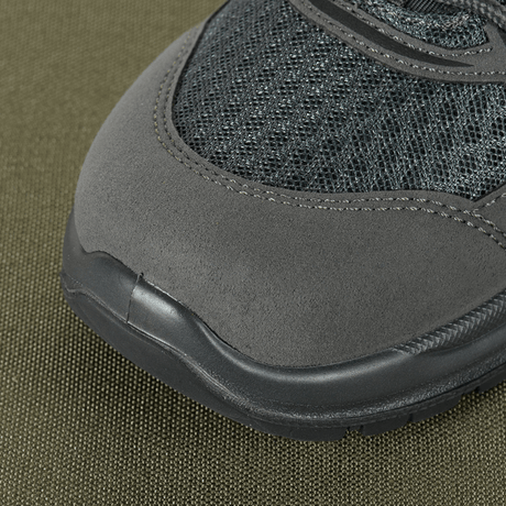 M-Tac Tactical Sneakers IVA med åndbar mesh og syntetisk nubuck, ideelle til trekking og outdoor-aktiviteter, set tæt på forfoden.