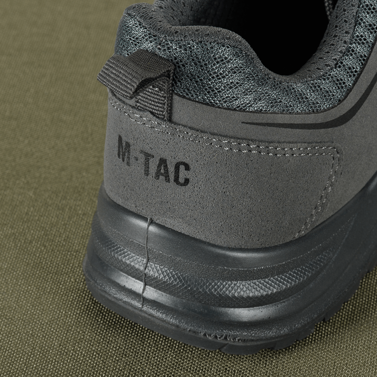M-Tac Tactical Sneakers IVA set bagfra, lette og slidstærke, ideelle til sommer outdoor-aktiviteter og trekking med åndbar mesh-overdel.
