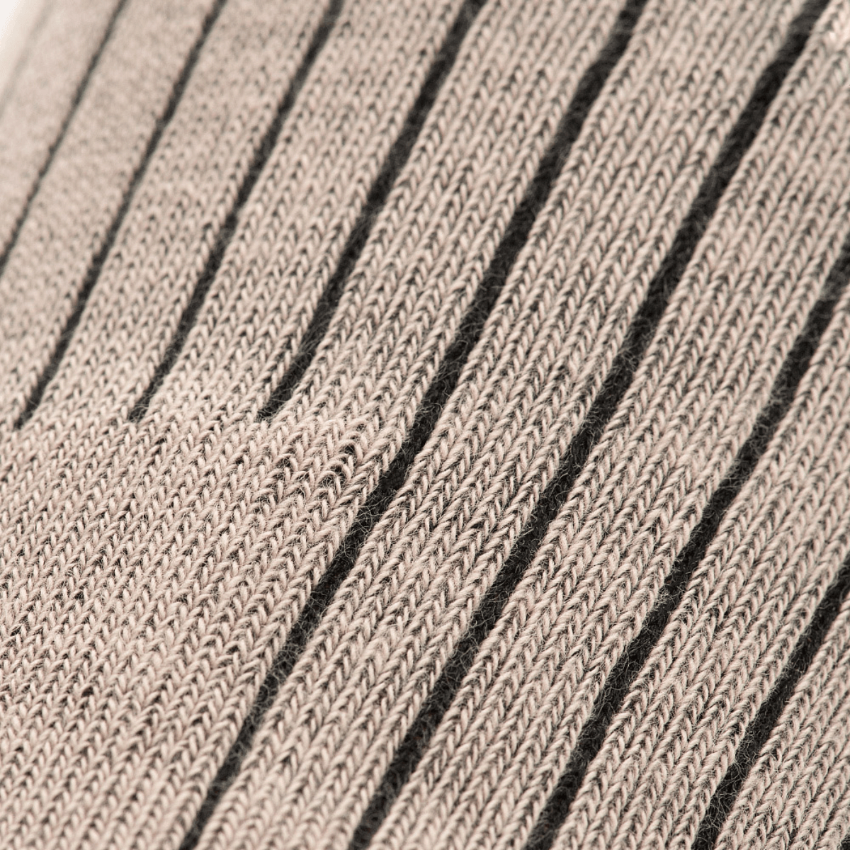 Nærbillede af tekstur og strikdetaljer på M-Tac Høje Sokker Mk.2 for støtte og komfort under trekking.