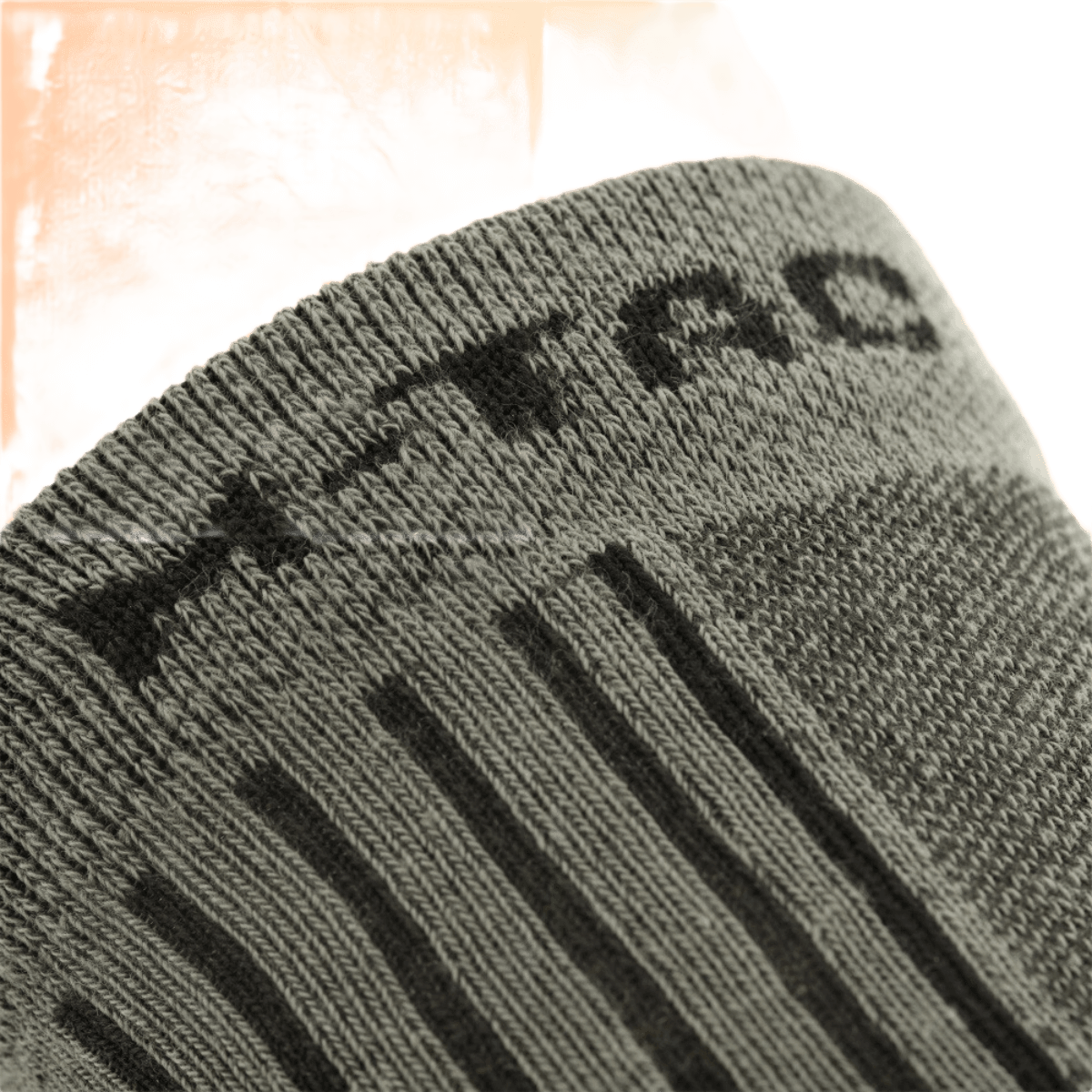 Nærbillede af M-Tac Letvægtssokker Mk.3 med ergonomisk design for komfort og åndbarhed, velegnet til trekking og sommerbrug.