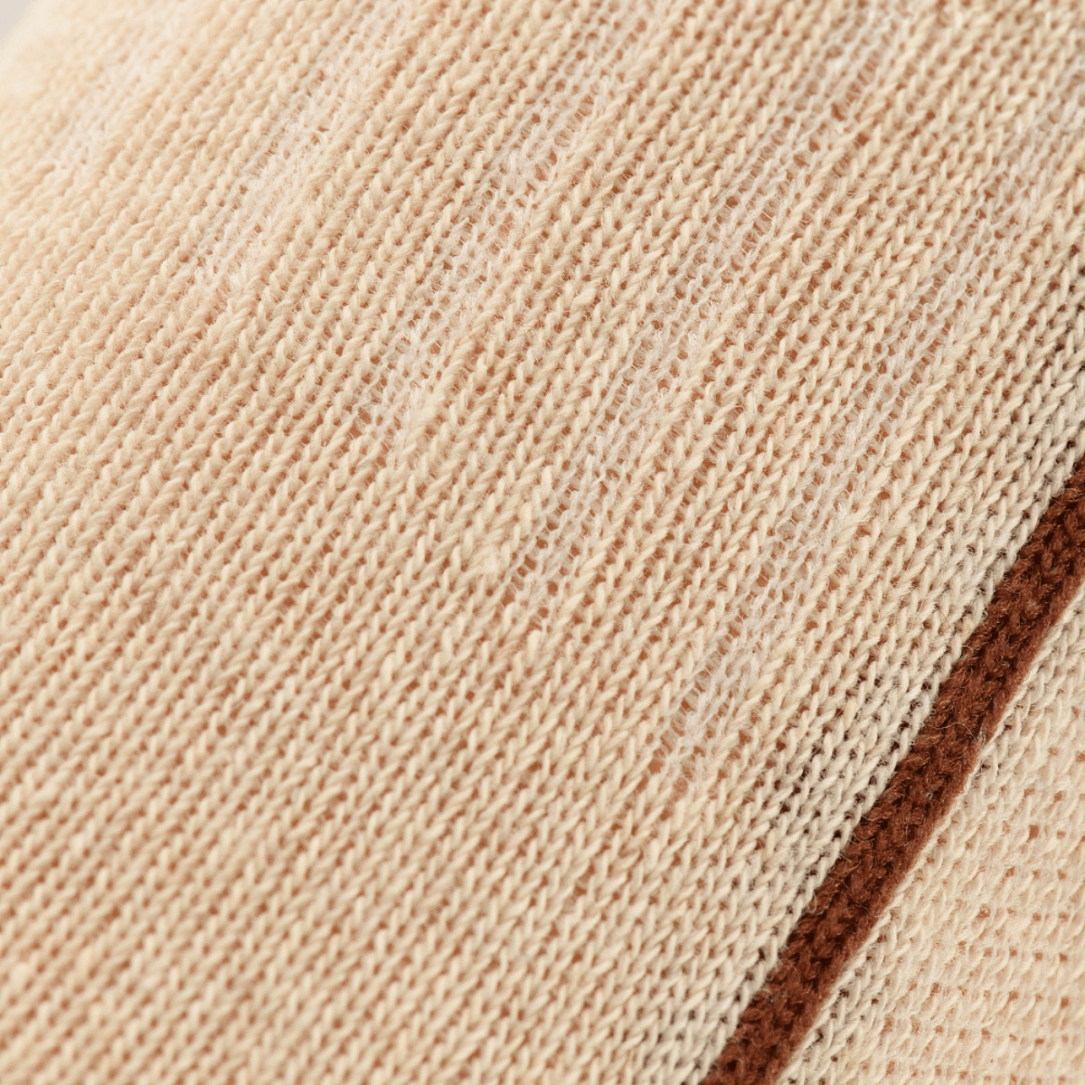 Nærbillede af M-Tac Letvægtssokker Mk.3 i beige, viser åndbart materiale og ergonomisk design for komfortabel trekking og daglig brug.