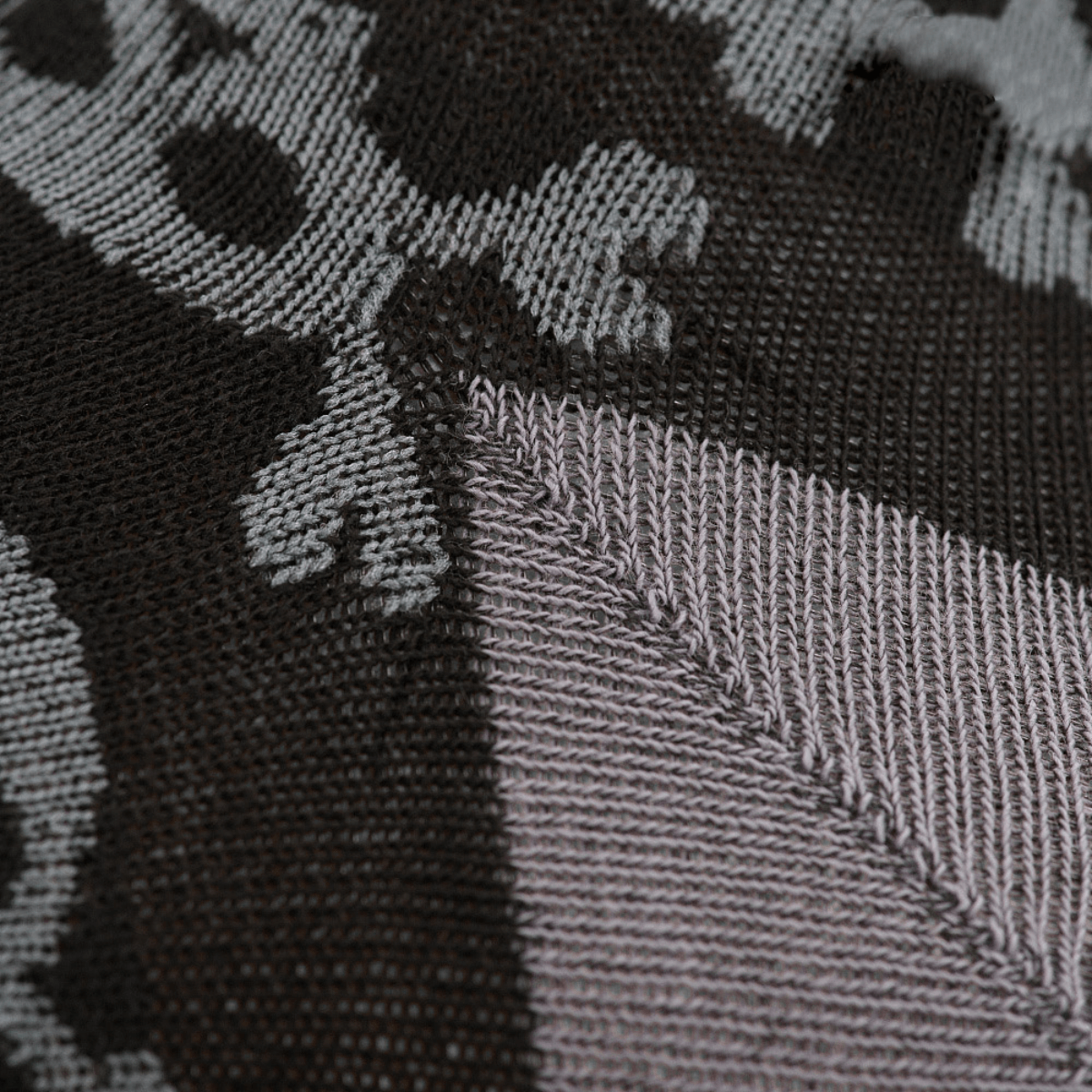 Detalje af M-Tac Letvægtssokker Mk.3 Pirate Skull med ergonomisk design og åndbart materiale til trekking og hverdag.