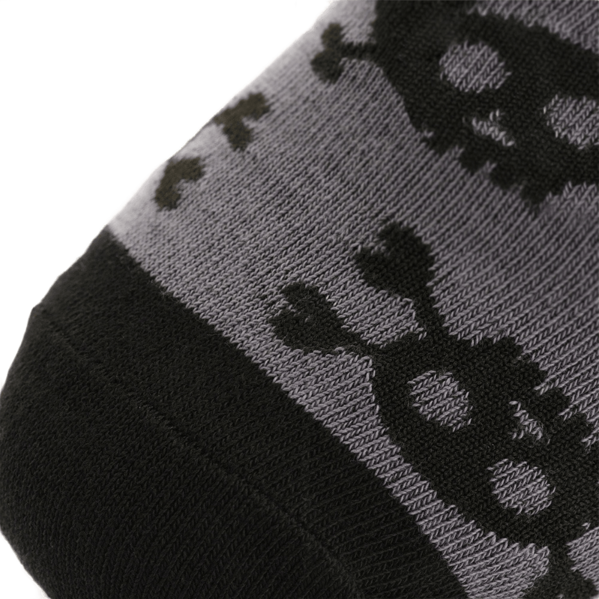 Nærbillede af M-Tac Letvægtssokker Mk.3 Pirate Skull med piratmotiv, ideelle til sommer trekking og vandring, lavet af åndbare materialer.
