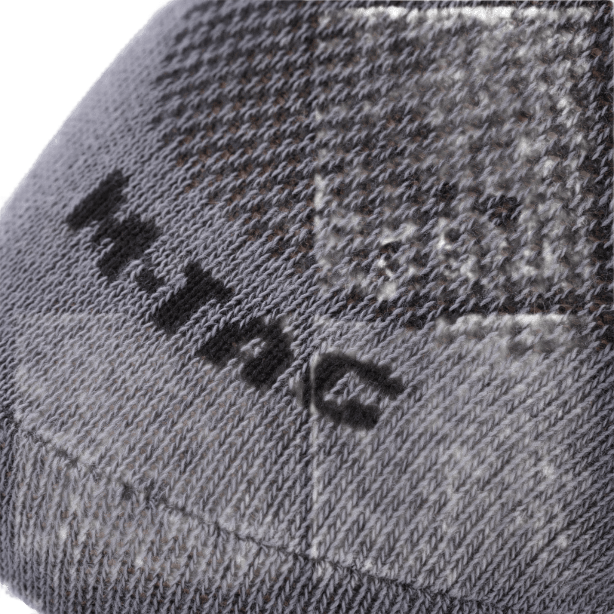 Nærbillede af M-Tac Let Sportsokker i åndbart materiale, ideel til løb og udendørsaktiviteter, med ergonomisk design og tætsiddende elastisk kant.