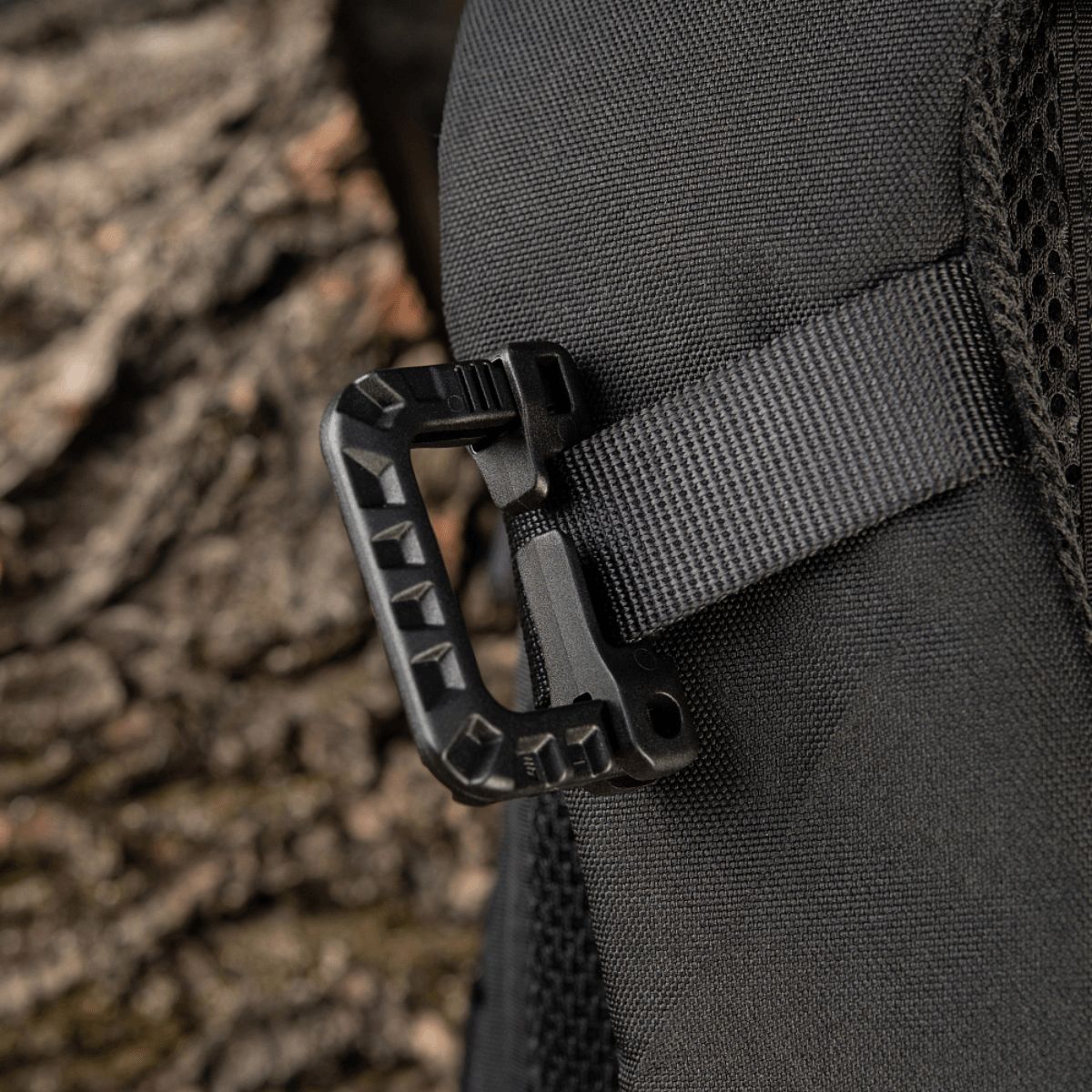 M-Tac Plast Karabin i brug, fastgjort til en taske, let og holdbar ABS-plast karabin til udstyr.