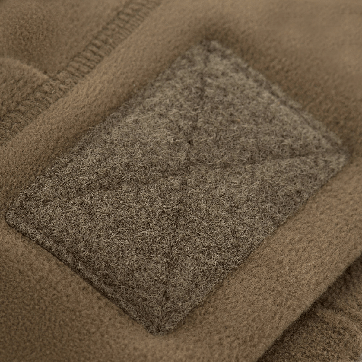 M-Tac Fleece Tactical Watch Cap Beanie m. Patch Panel i lys brun, tæt på visning af patch panel designet.