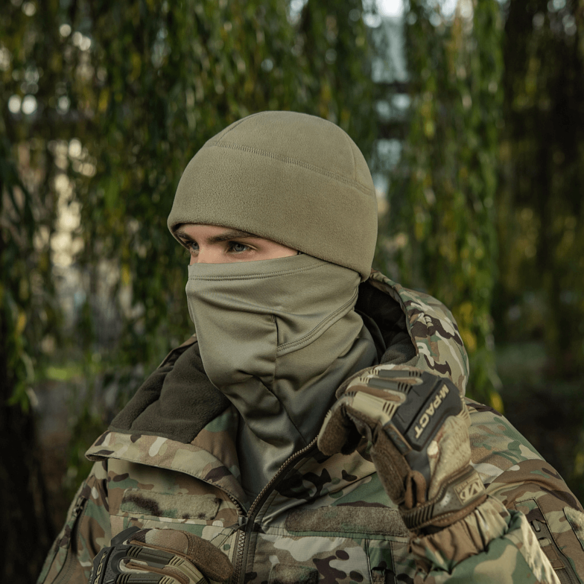 M-Tac Watch Cap Elite Fleece Beanie Hat Slimtex i brug i skoven, perfekt til taktisk brug og vinteraktiviteter, olivengrøn farve.