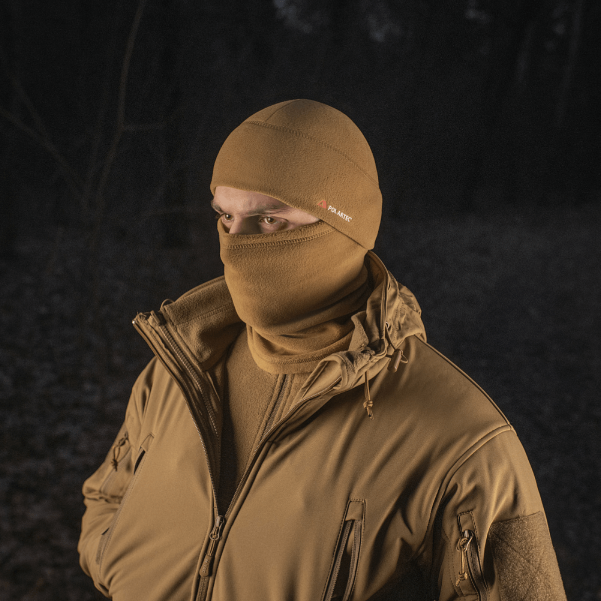 M-Tac Tube Scarf Polartec halstørklæde og maske, holdt varm i naturen, fremhæver det multifunktionelle design og Polartec® fleece materiale.
