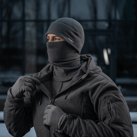 M-Tac Tube Scarf Polartec i brug som ansigtsmaske til udendørs aktiviteter i koldt vejr, stilfuldt og multifunktionelt design.