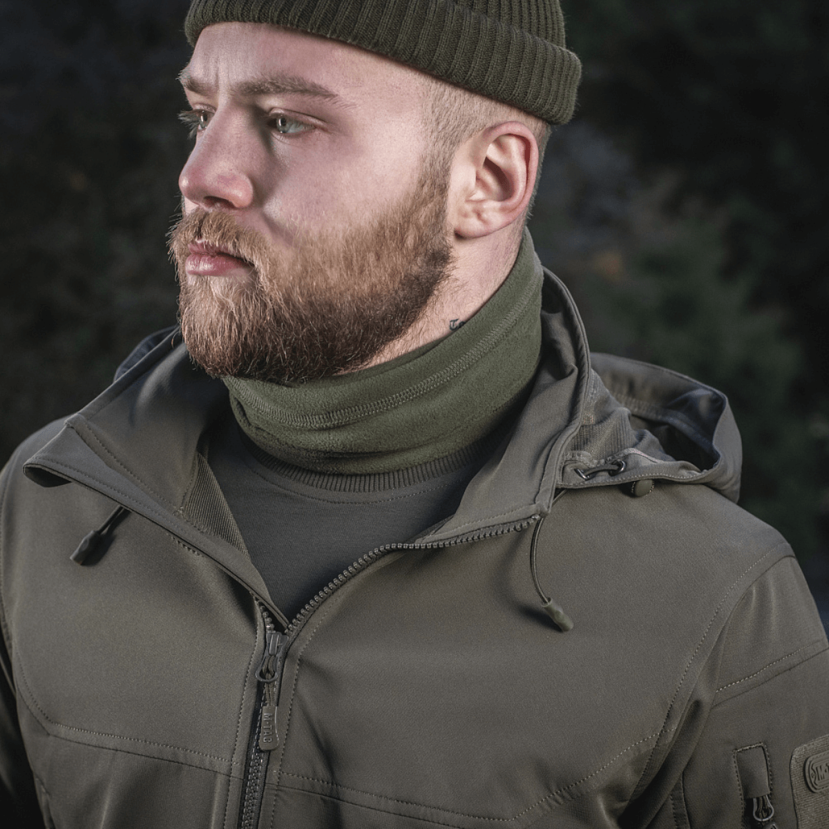 Mand iført M-Tac Tube Scarf Polartec til udendørs aktiviteter, varm og multifunktionel halstørklæde i Polartec® Micro Series fleece.