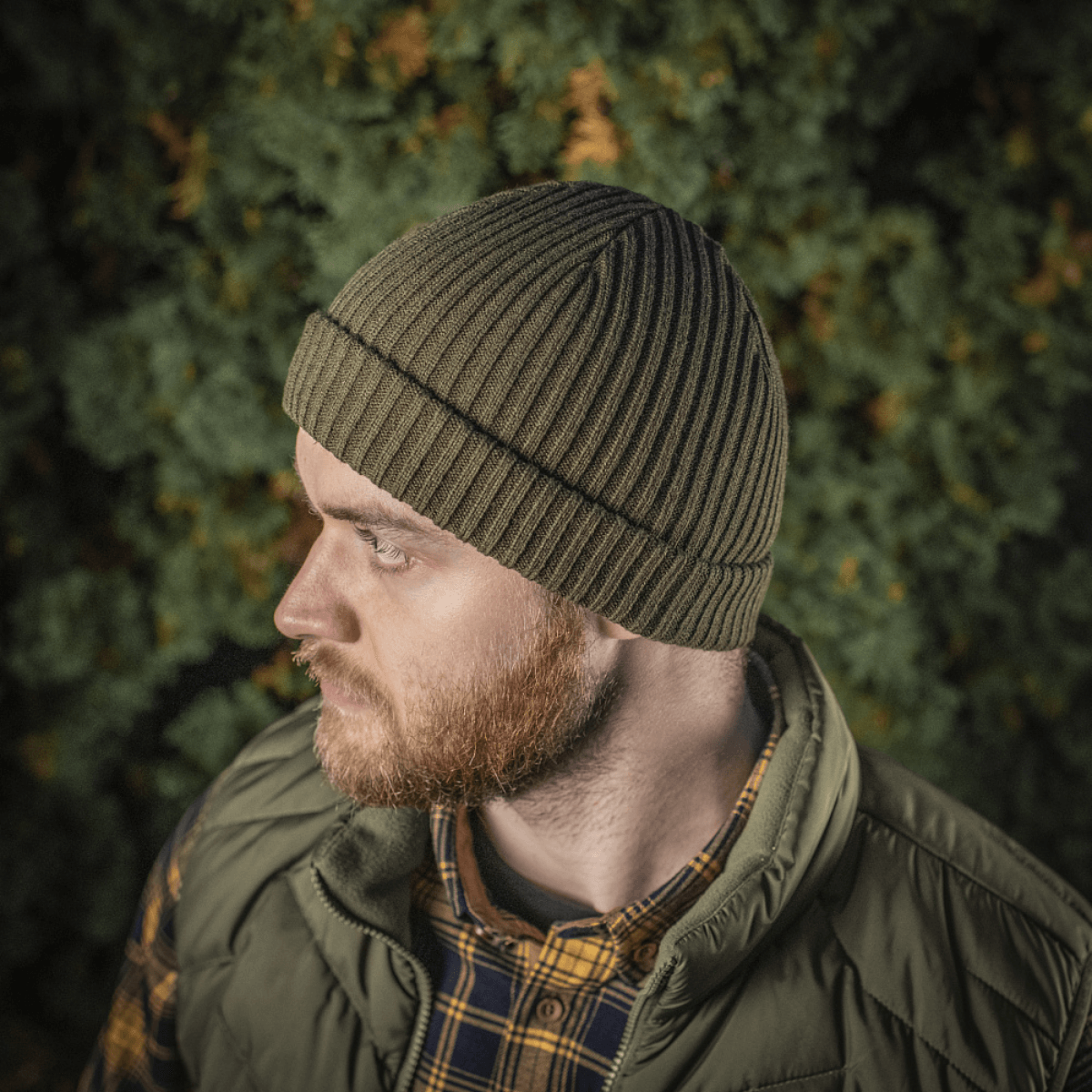 Mand bærer M-Tac Watch Cap 100% Akryl strikhue i skovgrøn, lavet af industriel dobbeltstrik akryl for varme og holdbarhed.