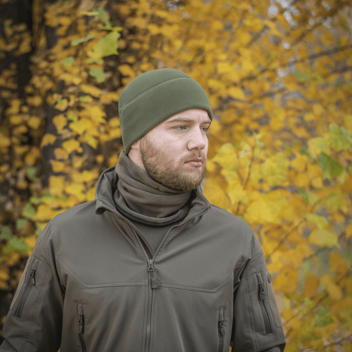 Mand iført M-Tac Fleece Polartec Watch Cap i naturen om efteråret