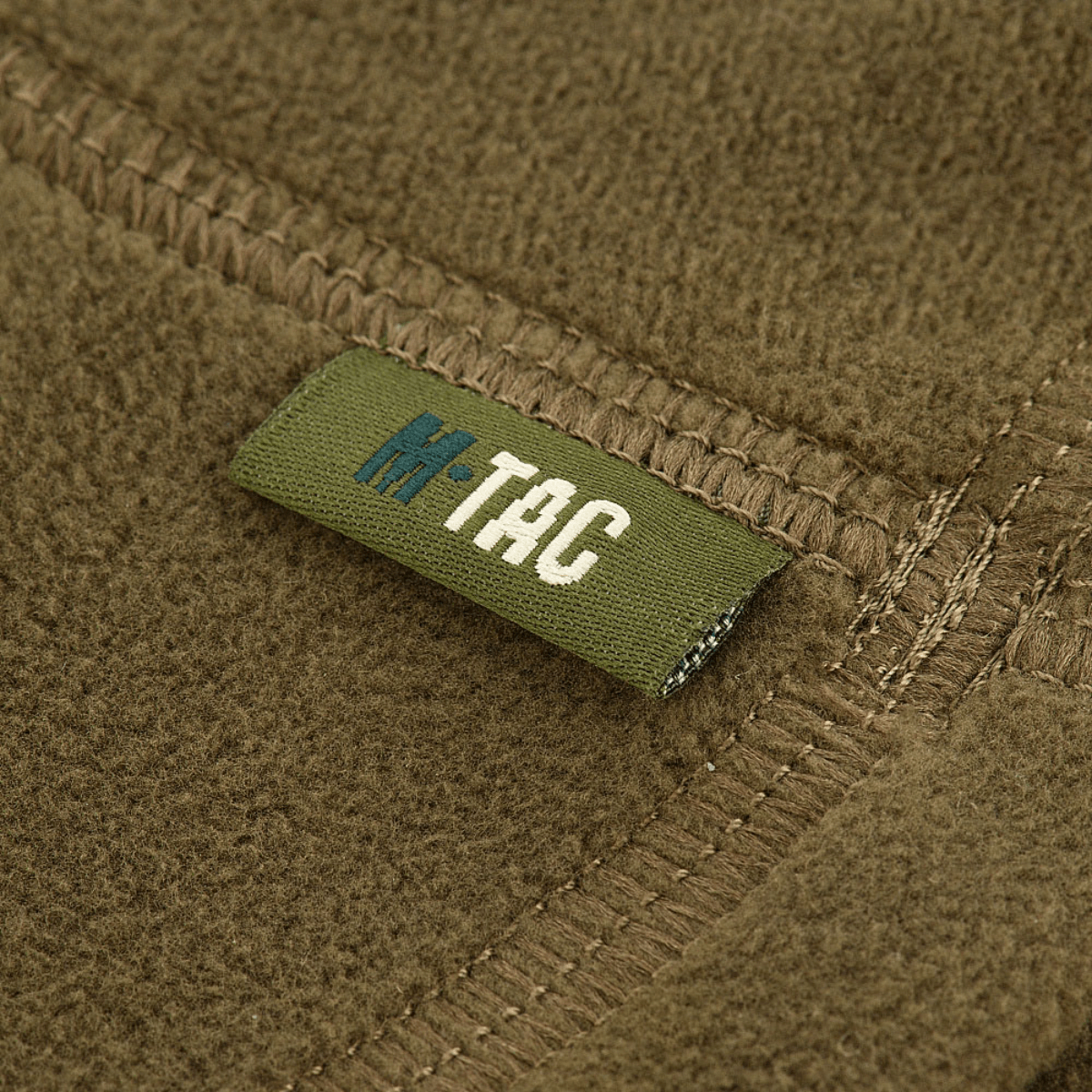 M-Tac Polartec Anatomic Tube Scarf med holdbart Polartec® Micro Series fleece materiale og etiket nær sømmen for stil og funktion.