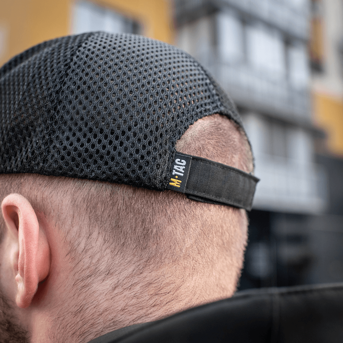 Mand iført M-Tac Mesh Flex Ripstop Baseball Cap med justerbar Velcro-strop og mesh-panel til ventilation i udendørs miljø.
