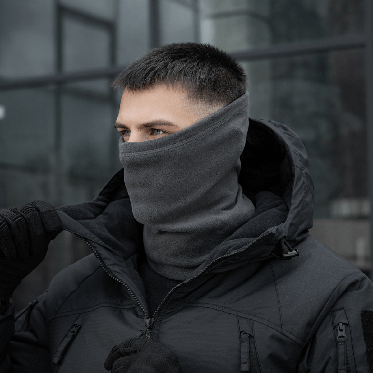 Mand iført M-Tac Polartec Lang Tubehalstørklæde i koldt vejr, beskyttende ansigtsbeklædning til vind og nedbør, alsidigt tilbehør.