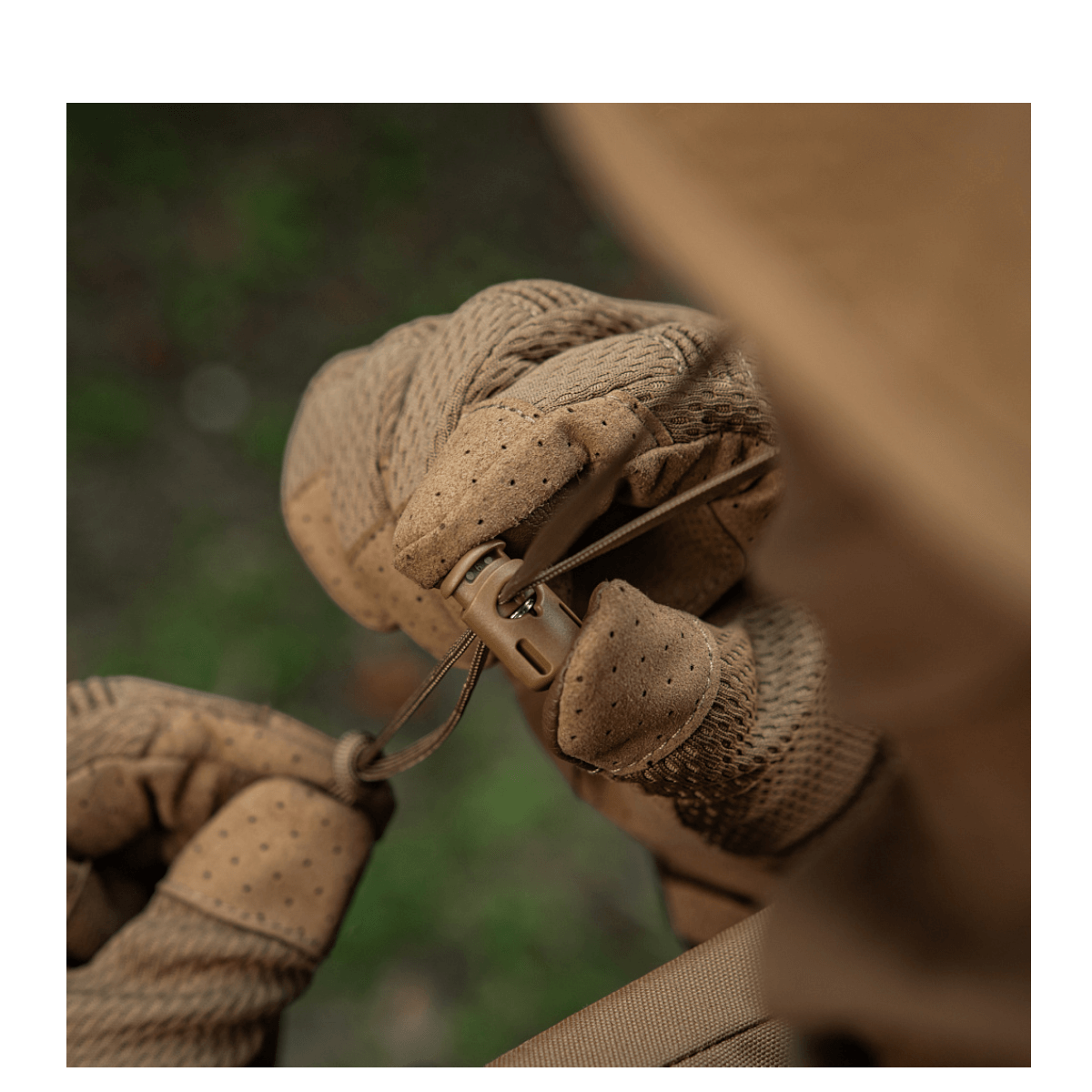 Brune handsker justerer bånd på outdoor-udstyr i naturen