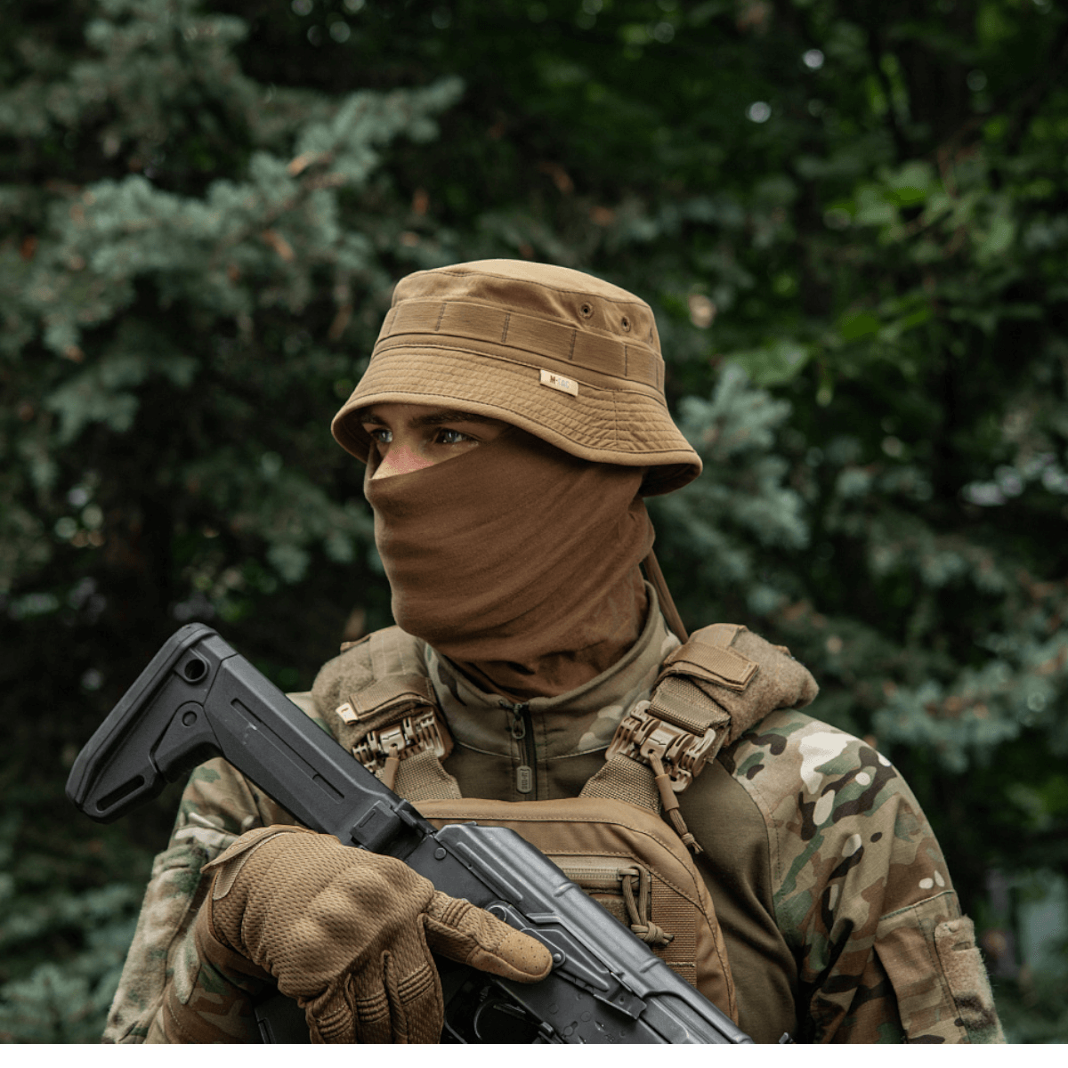 Mand iført M-Tac Panamahat Gen. II Summer Flex i kamuflage, ideel til sommerbrug, med let og åndbart materiale.