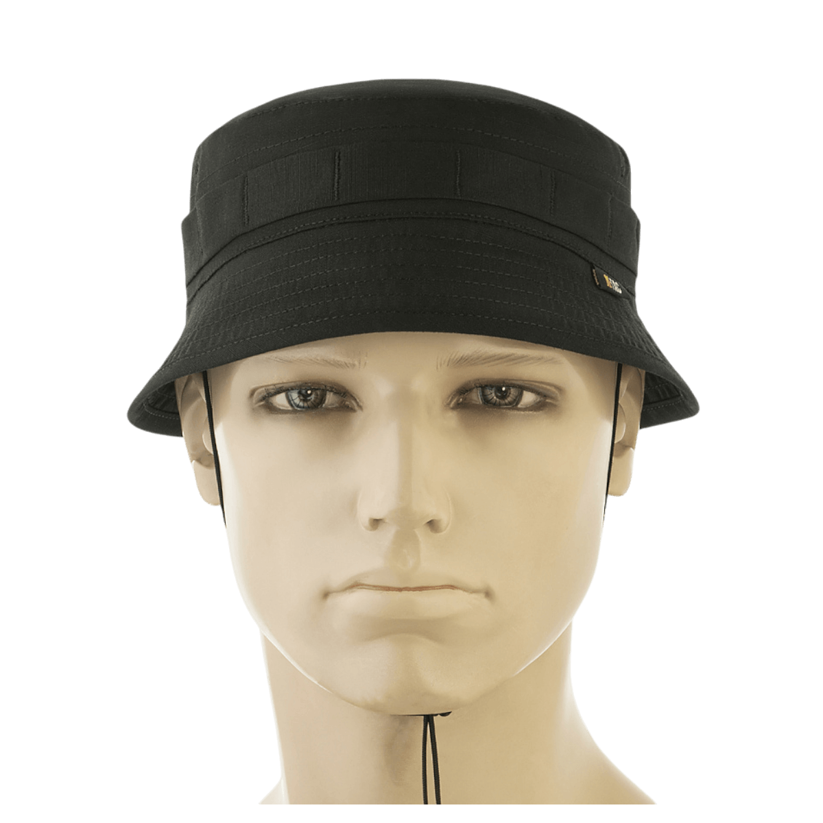 Mand iført sort M-Tac Panamahat Gen. II Flex Rip-Stop lavet af holdbart rip-stop stof, ideel til varme vejrforhold