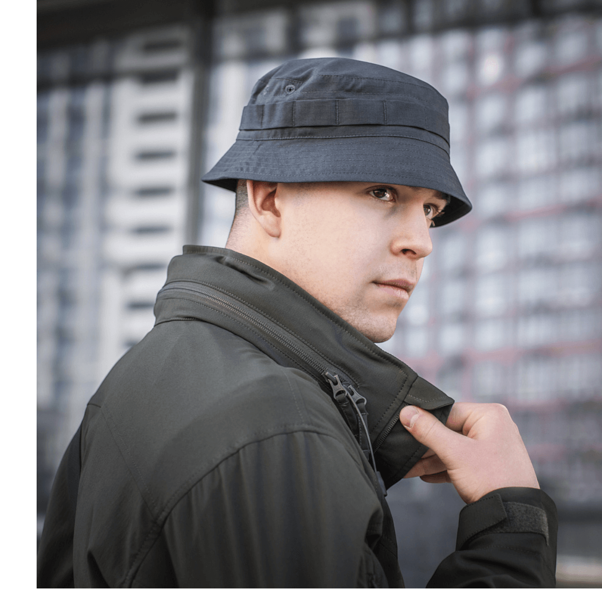 Mand iført M-Tac Panamahat Gen. II Flex Rip-Stop i en byscene
