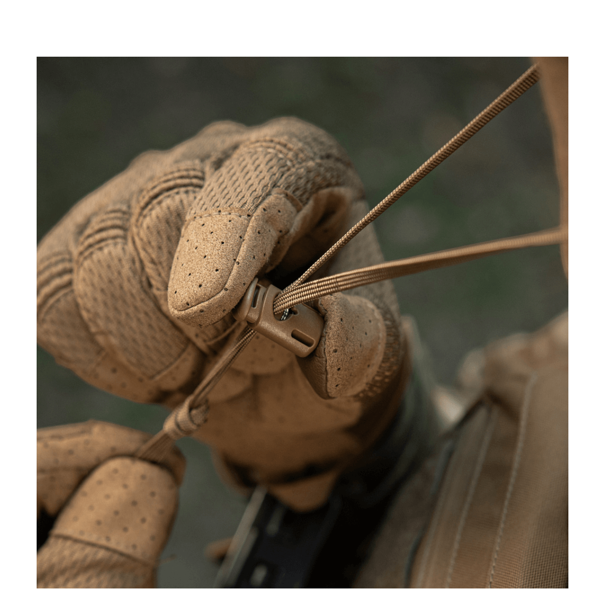 Taktiske handsker justerer snoretræk på rygsæk udendørs