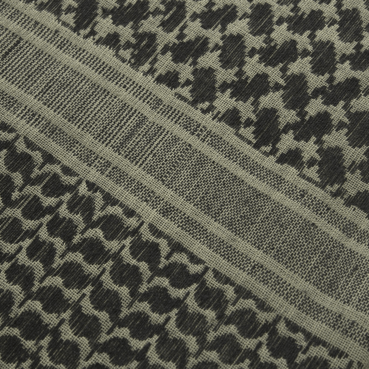 M-Tac Shemagh Tørklæde i klassisk design, fremstillet af 100% bomuld. Beskytter mod sol, sand og vind. Velegnet til udendørsaktiviteter.