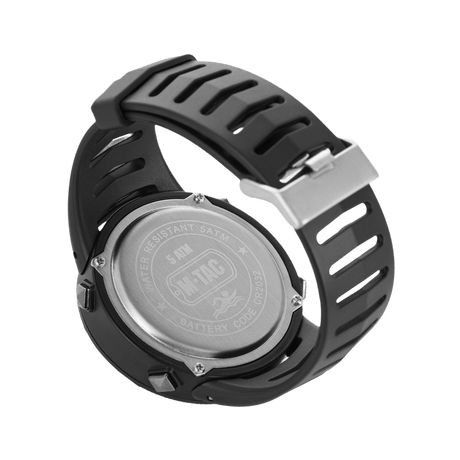 M-Tac Tactical Ur 2147 i robust ABS-plast med stål baklokk, vanntett opptil 5ATM og funksjonalitet for både utendørs og daglig bruk.