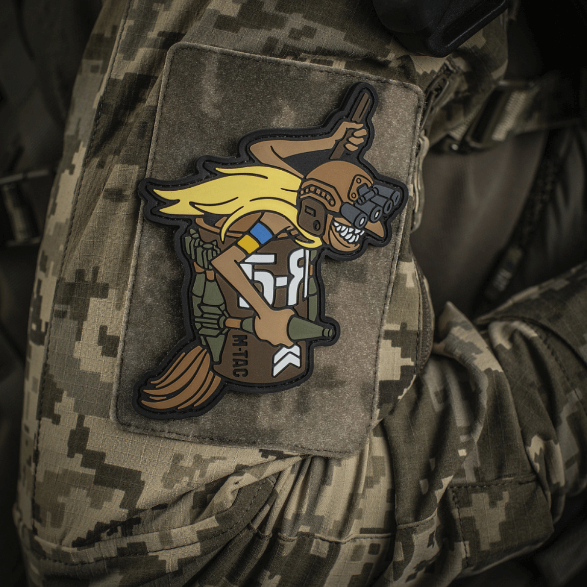 M‑Tac Patch Baba-Yaga Vertical på militærtøj inspireret af ukrainske UAV-operatører med GPNVG-18 natkikkert og PG-7M granater.