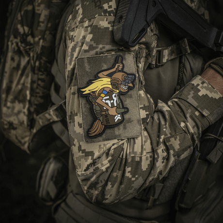 M‑Tac Patch Baba-Yaga Vertical på kamuflasjejakke, inspirert av ukrainske UAV-operatører, viser Baba Yaga med nattkikkert og granater.
