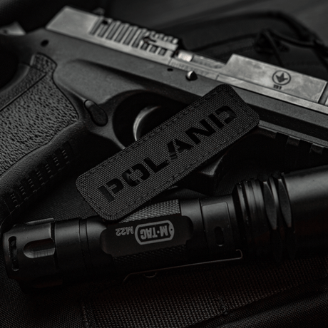 M‑Tac Patch Poland End-to-End 25x80 i Cordura 500D med velcro-feste og Laser Cut-design, vist sammen med svart utstyr.