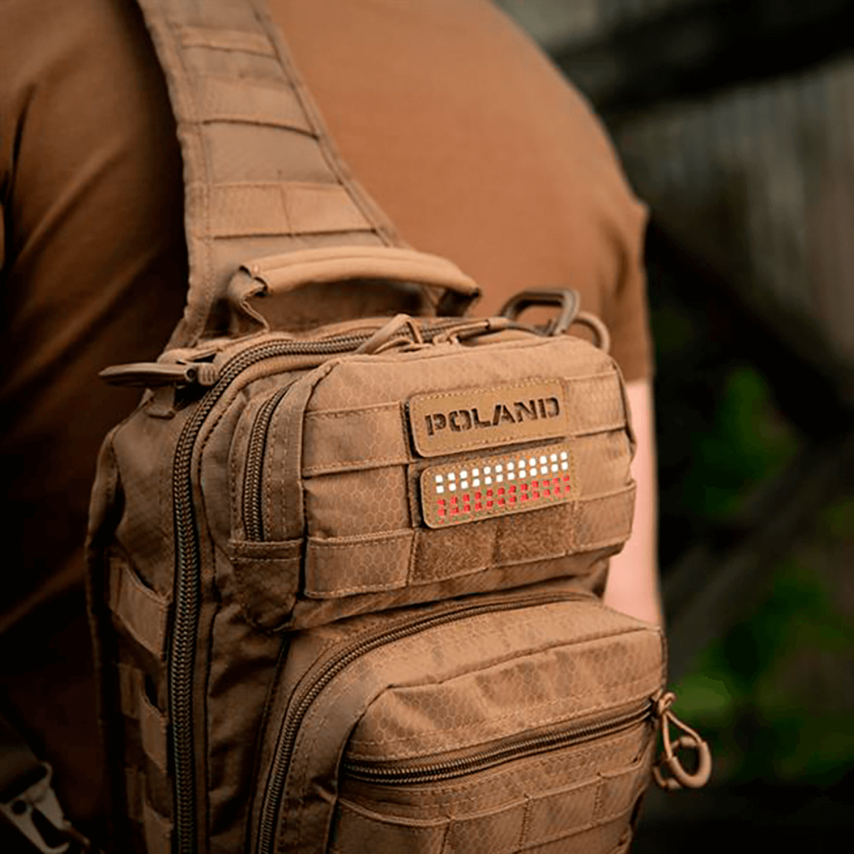 Mand iført brun taske med M‑Tac Patch Poland End-to-End 25x80 i Cordura 500D, fastgjort med velcro. Visning af lasergravering.