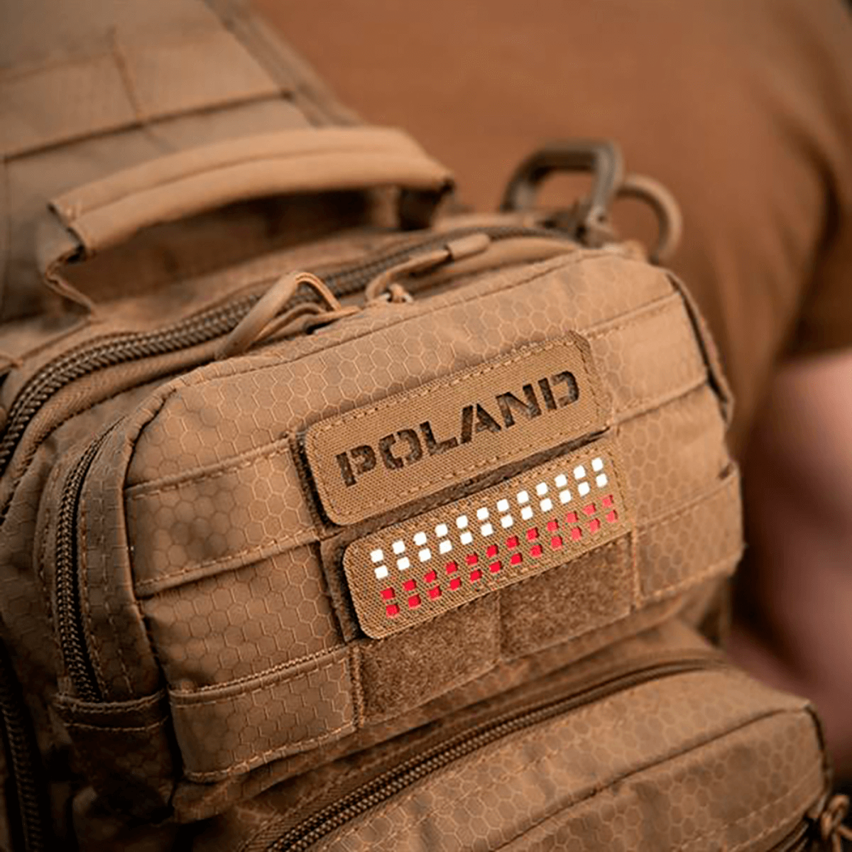 M‑Tac Patch Poland End-to-End 25x80 på rygsæk i slidstærkt Cordura med velcro fastgørelse, laser cut inskription, 25x80 mm.
