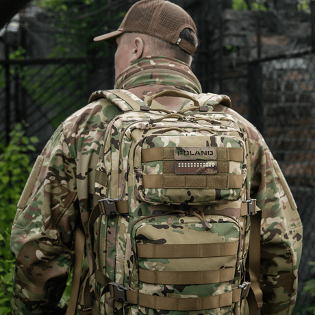 M‑Tac Patch Poland End-to-End 25x80 på kamuflasje-ryggsekk, slitesterk Cordura 500D med velcrofeste.