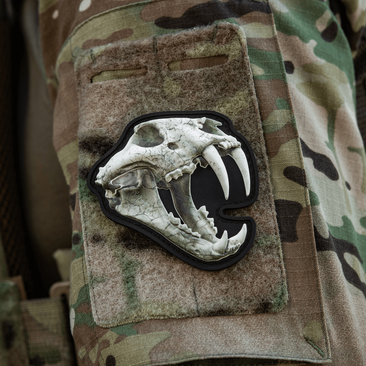 M‑Tac Patch Old Tiger på camouflagejakke, PVC-materiale med 3D-effekt, viser tigerkranium. Erfarne ukrainske soldater, mod og dygtighed.
