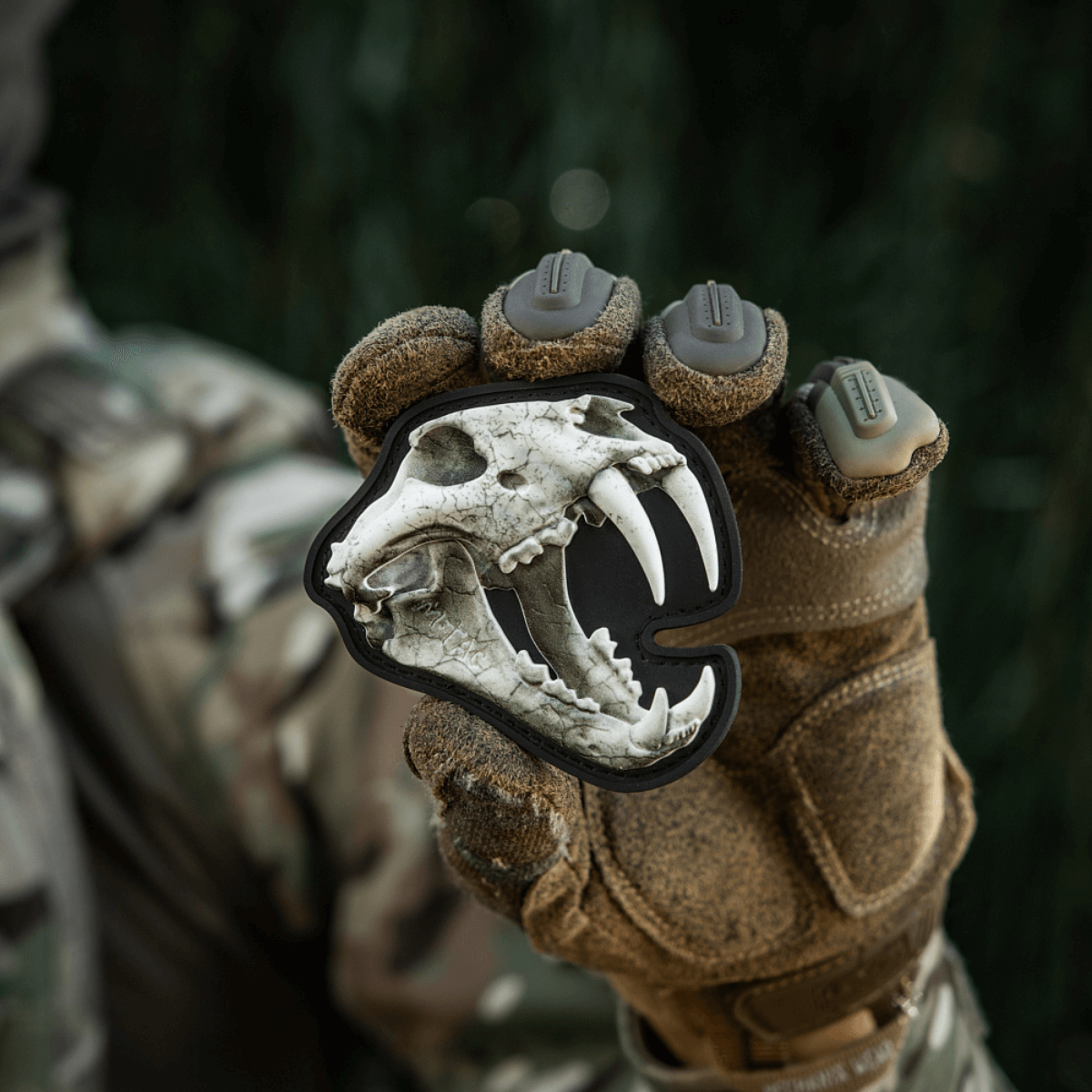 M‑Tac Patch Old Tiger med 3D tigerkranium, holdt af soldat i kamuflagetøj, symboliserer mod og erfaring, PVC med velcrofastgørelse.